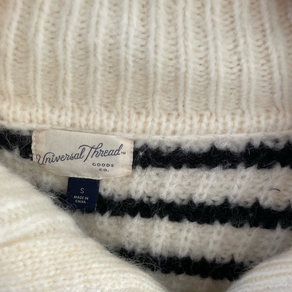 Like New Universal Threads Target Striped Zip Up … - image 2